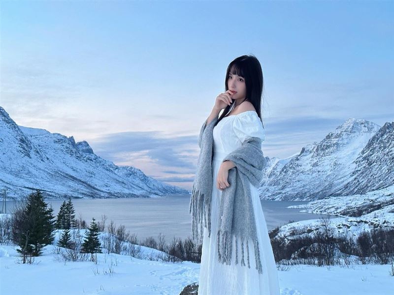 台师大女神泄春光“深U包不住”险弹出！一转身侧面镂空秀邪恶曲线 时尚资讯 图3张