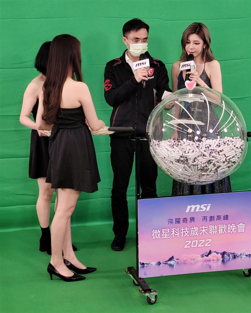 女星尾牙深V开肚脐“前后全露”辣到发烫！长官“眼神飘”羞到不敢直视 时尚资讯 图4张