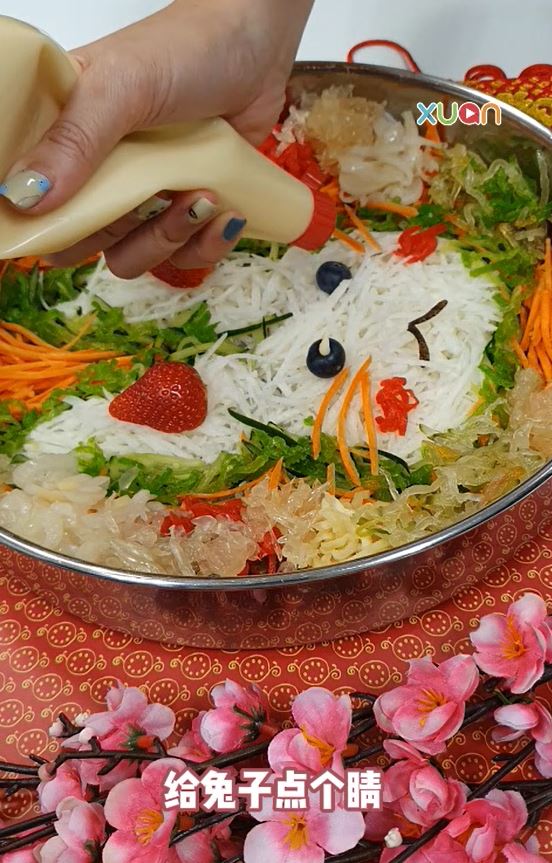 食谱 I 新手一看就会，教你自制可可爱爱的兔子捞生！ 更多热点 图10张