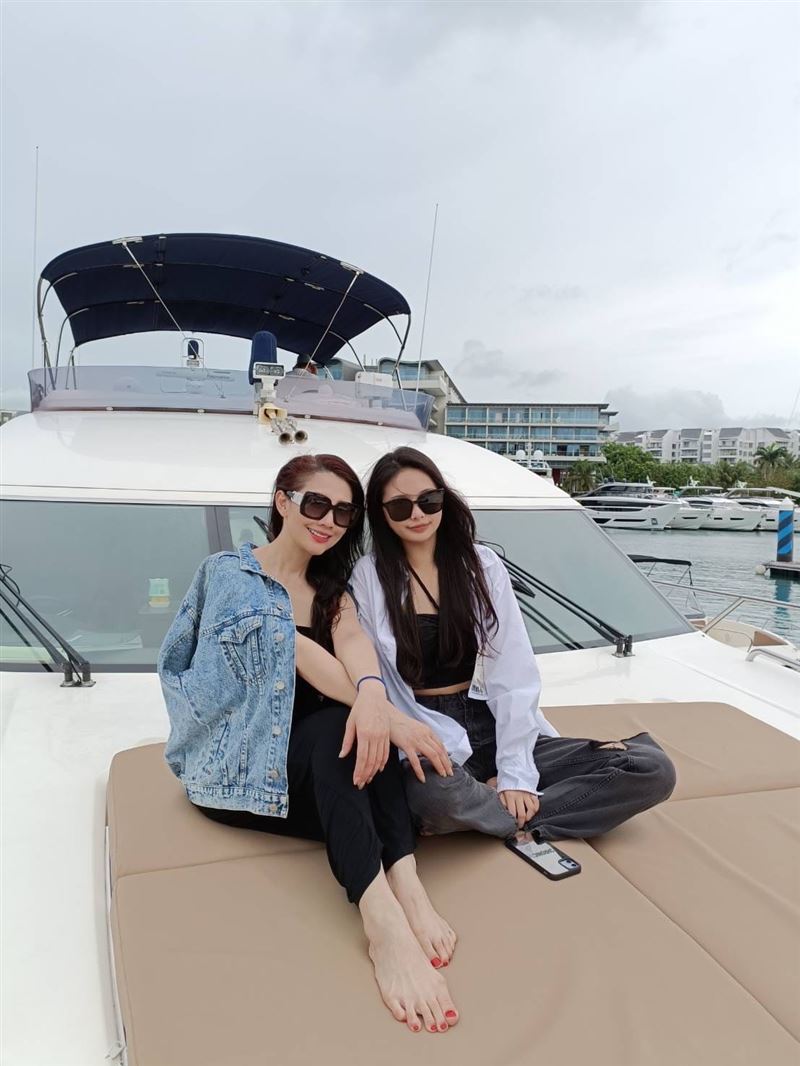 超正主播母女同框“天使美貌”根本像姊妹！网看傻眼狂喊：基因太强 时尚资讯 图1张