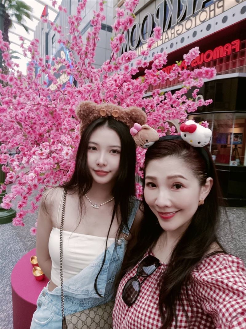 超正主播母女同框“天使美貌”根本像姊妹！网看傻眼狂喊：基因太强 时尚资讯 图3张