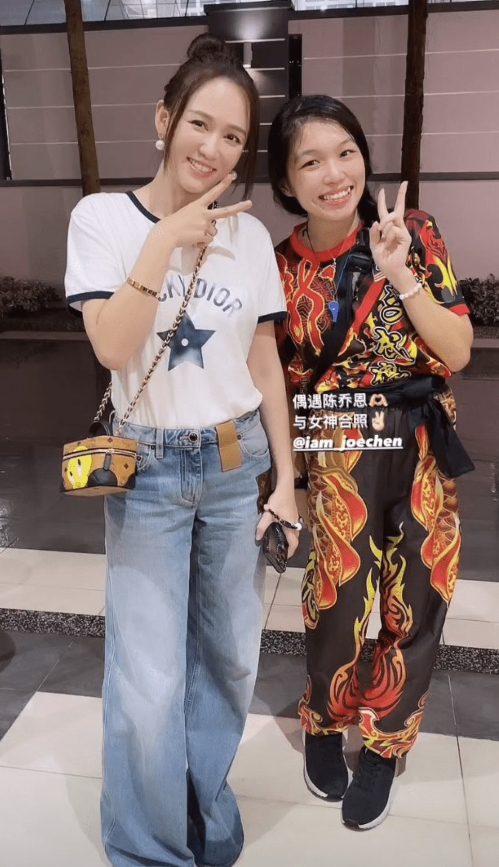 陈乔恩看舞狮表演 被争相合照！手势是亮点 娱乐资讯 图2张