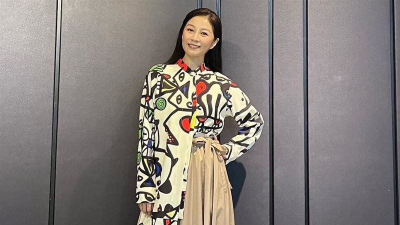 野生90年代“玉女掌门人”现身“不顾形象”坐路边吃美食！真实身分曝光 时尚资讯 图1张