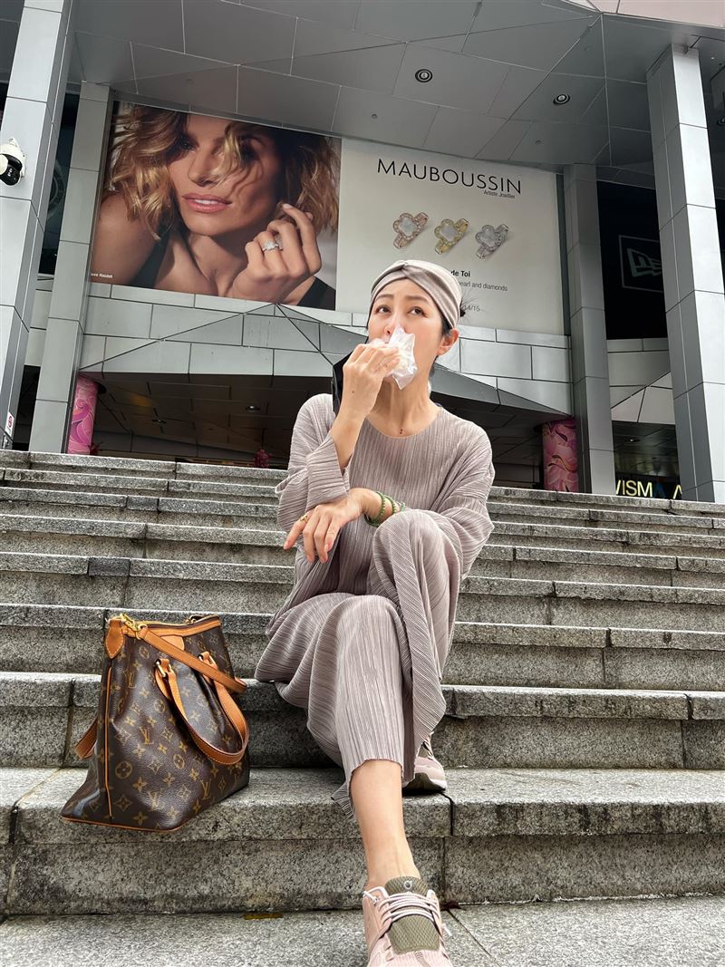 野生90年代“玉女掌门人”现身“不顾形象”坐路边吃美食！真实身分曝光 时尚资讯 图3张