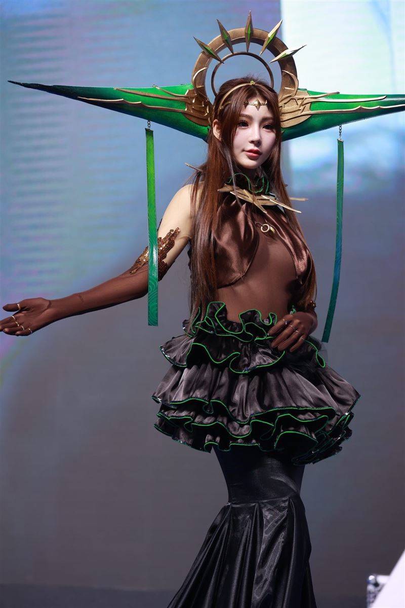 “最美礼生”现身电玩展　宁宁扮“超辣神魔”开中叉半球泄出掀暴动 时尚资讯 图3张