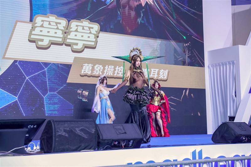 “最美礼生”现身电玩展　宁宁扮“超辣神魔”开中叉半球泄出掀暴动 时尚资讯 图4张
