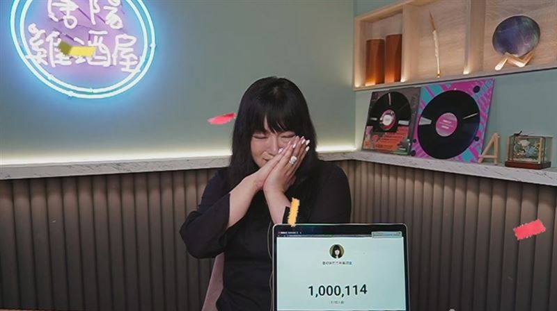 中国台湾“最老百万Youtuber诞生”唐绮阳直播当场激动暴哭：从来没有炒作！ 时尚资讯 图3张