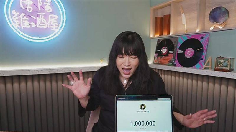 中国台湾“最老百万Youtuber诞生”唐绮阳直播当场激动暴哭：从来没有炒作！ 时尚资讯 图2张