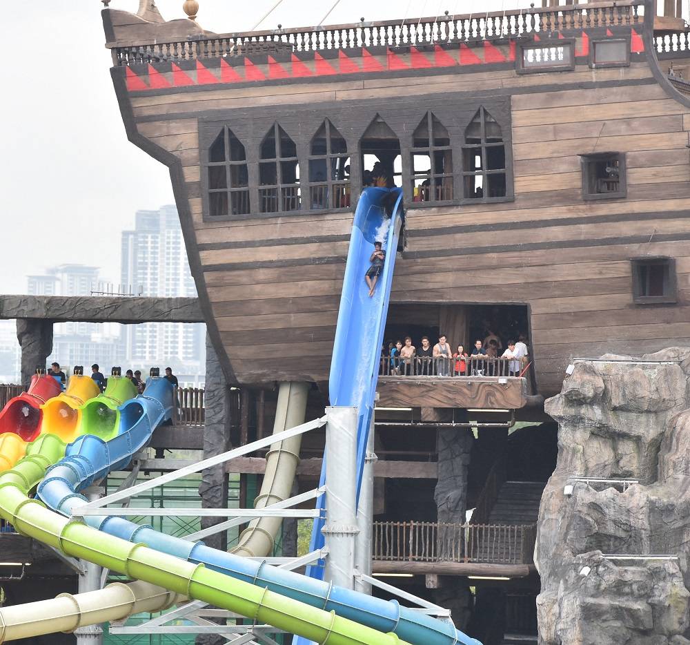 旅游 I 全马10个必玩水上乐园，新开业的VR水上乐园好新奇！ 更多热点 图2张
