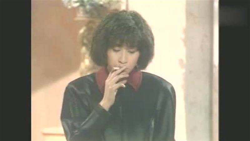57岁刘嘉玲IG晒近况照　网揪疑似放电子烟！曾吐心声：好后悔学抽烟 时尚资讯 图4张