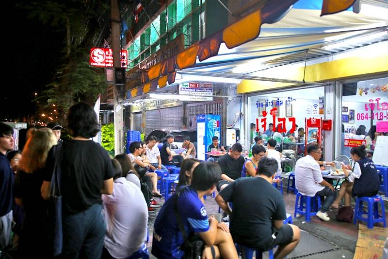 App I 曼谷吃美食可以找人代排队！付RM40起省脚力和时间直接冲进餐厅！ 更多热点 图3张