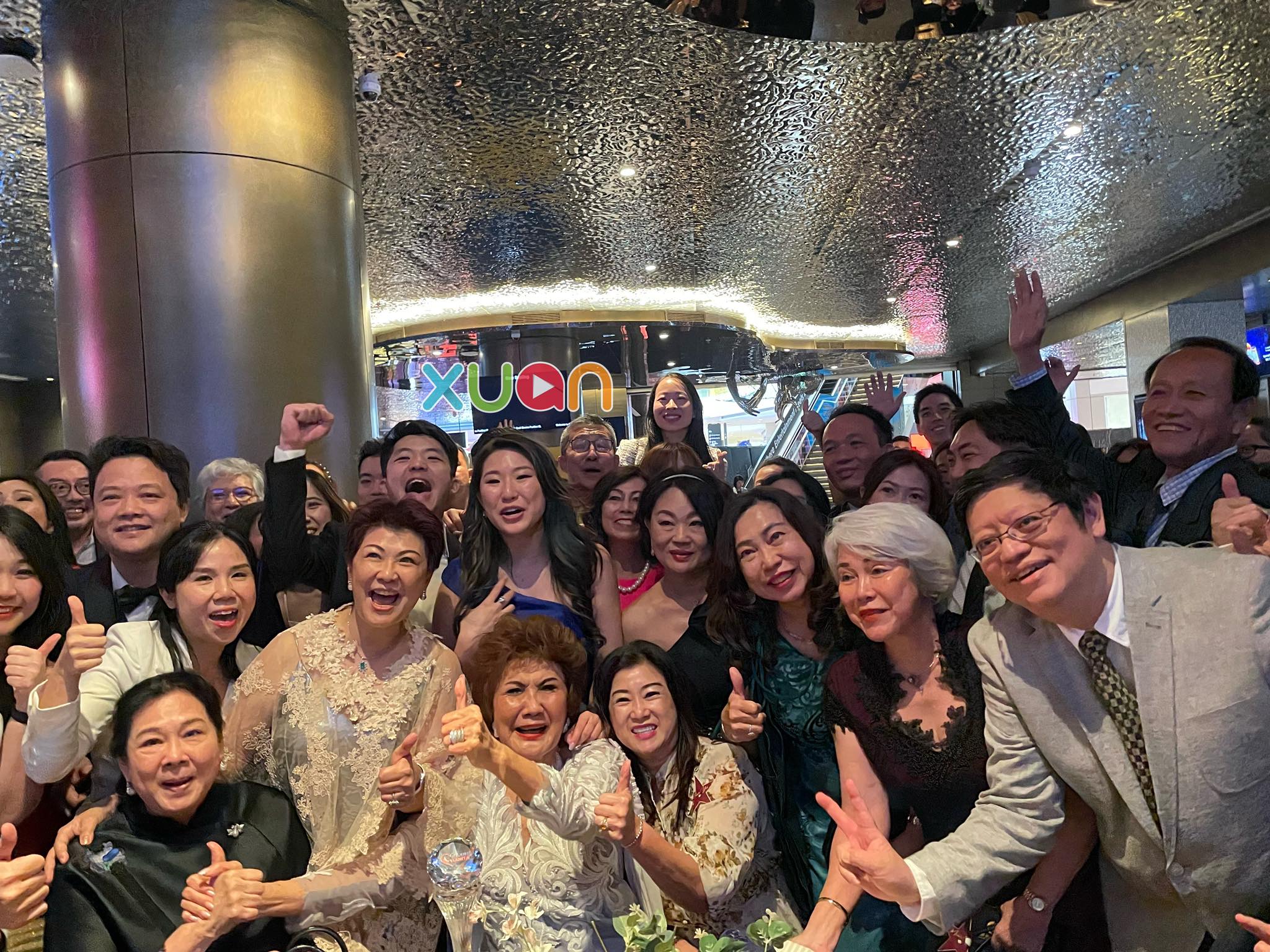 2023奥斯卡 | 杨紫琼领奖后立刻Video Call在吉隆坡的妈妈！ 娱乐资讯 图1张