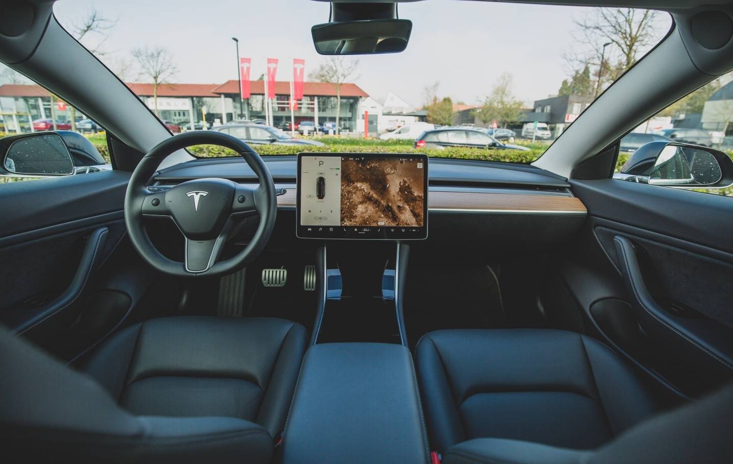 一名 Tesla 车主用手机解锁自己的白色 Model 3 结果却意外开成别人的车 数码科技 图1张