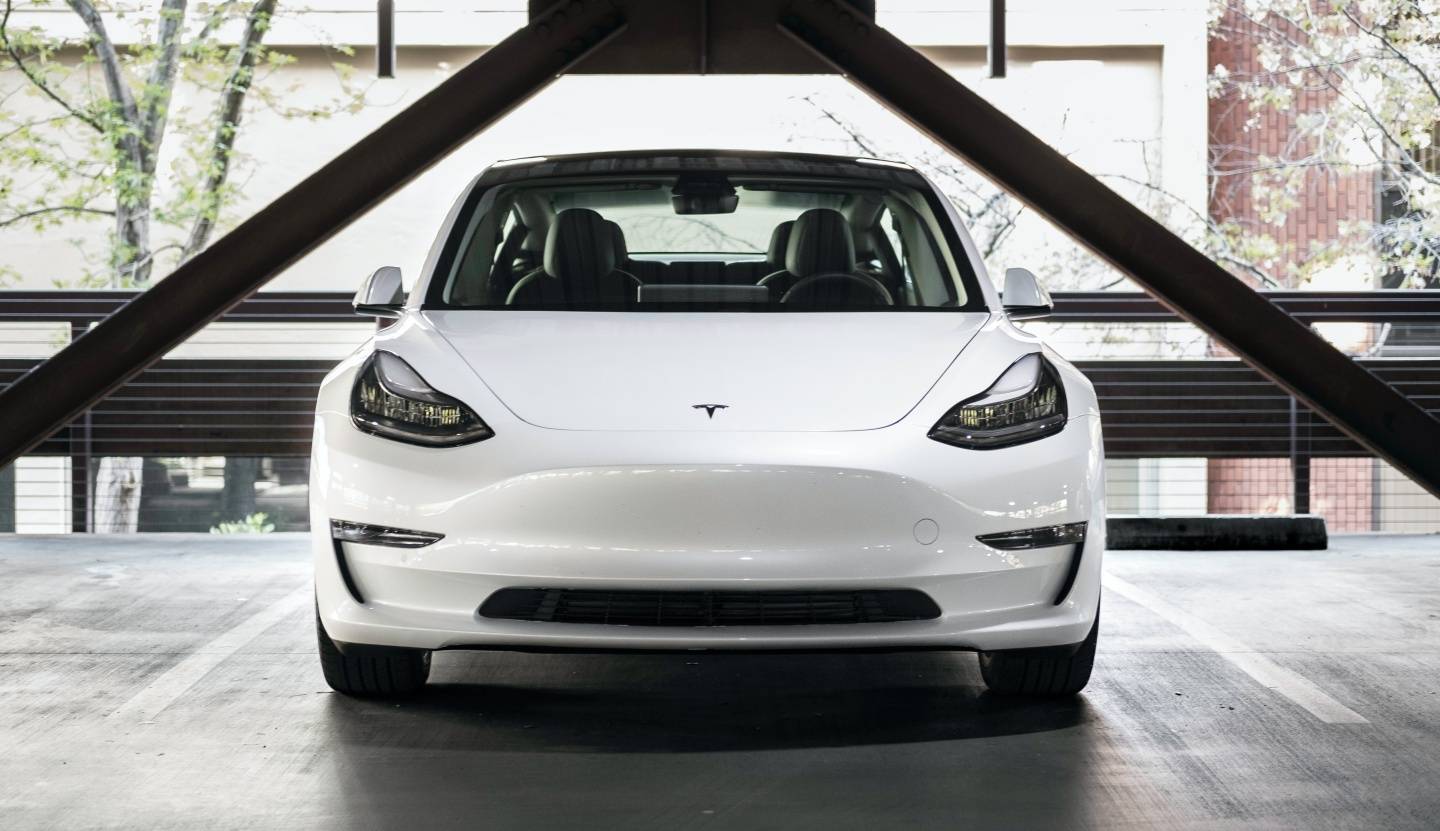 一名 Tesla 车主用手机解锁自己的白色 Model 3 结果却意外开成别人的车 数码科技 图2张