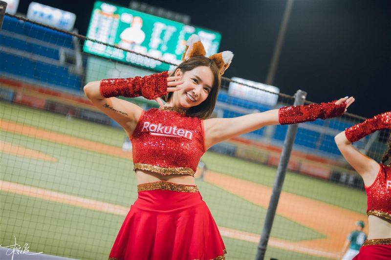 林襄遇上劲敌！啦啦队女神师妹出写真　张雅涵湿身比基尼炸出好身材 时尚资讯 图1张
