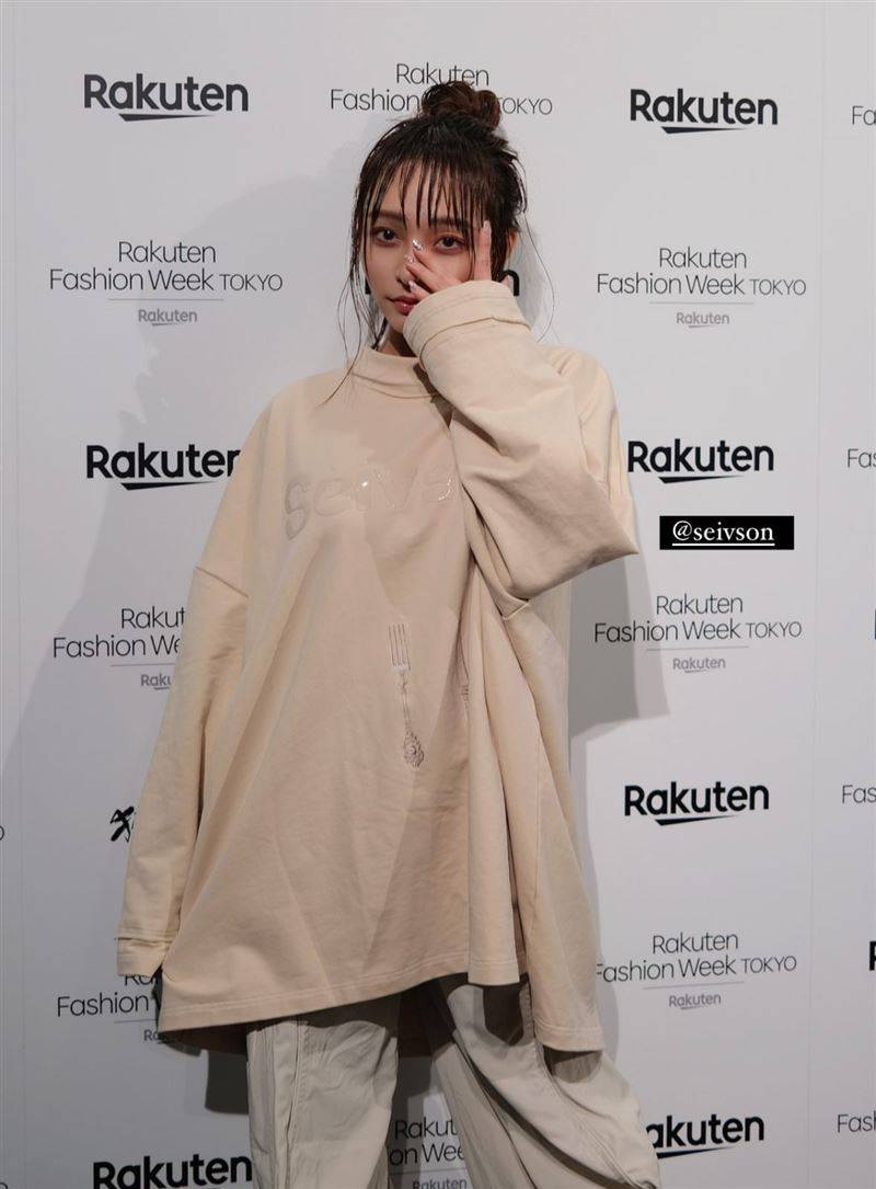 独家／林襄成就解锁！首登上东京时装周走秀“衣服穿一半”翻转女神印象 时尚资讯 图1张