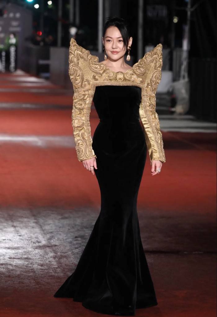 人物I 时尚顽童Jeremy Scott离开Moschino，泰迪熊头、麦当劳都是经典！ 更多热点 图8张