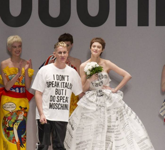 人物I 时尚顽童Jeremy Scott离开Moschino，泰迪熊头、麦当劳都是经典！ 更多热点 图9张