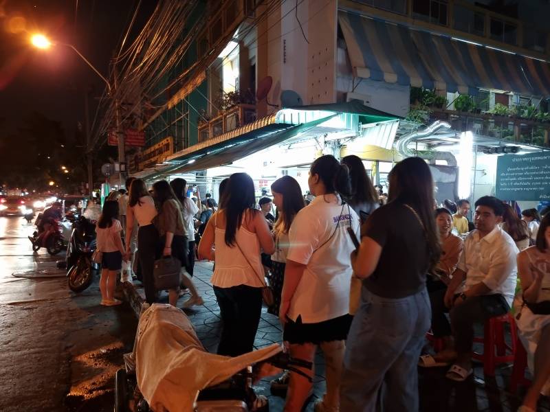 App I 曼谷旅行不用牺牲男友排队等吃了！教你用“Queuing Service”直接进餐厅用餐！ 更多热点 图3张
