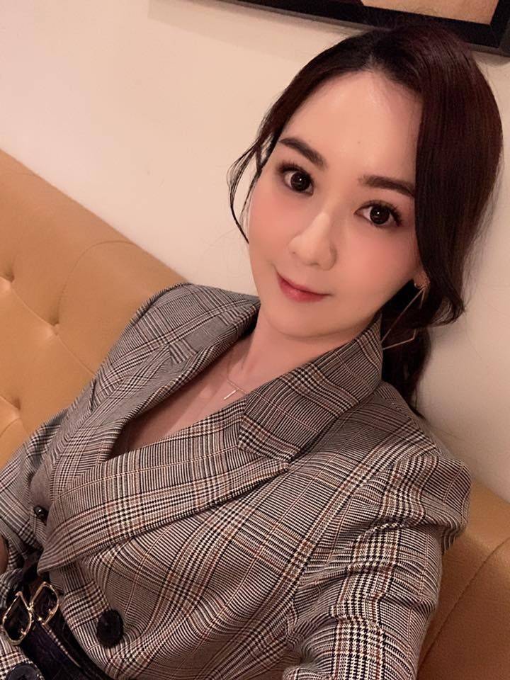 《戏说中国台湾》女星晒白皙裸背倒泄“葫芦型”绝美曲线　网惊呼：转过身来 时尚资讯 图1张