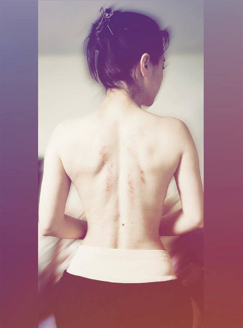 《戏说中国台湾》女星晒白皙裸背倒泄“葫芦型”绝美曲线　网惊呼：转过身来 时尚资讯 图3张