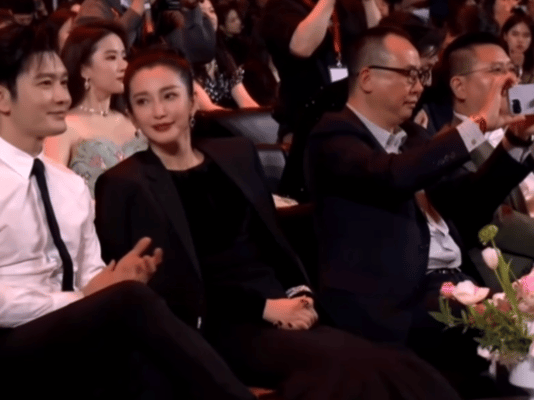 最疯导播！黄晓明致辞 直拍Angelababy、杨幂台下“咬耳朵” 娱乐资讯 图2张