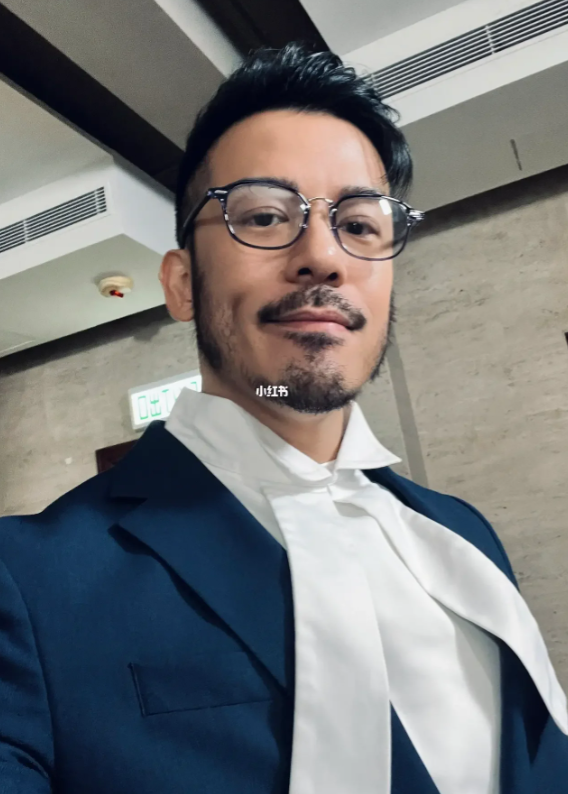 沈震轩晒胡须+西装LOOK！遭调侃：杀猪盘 娱乐资讯 图2张