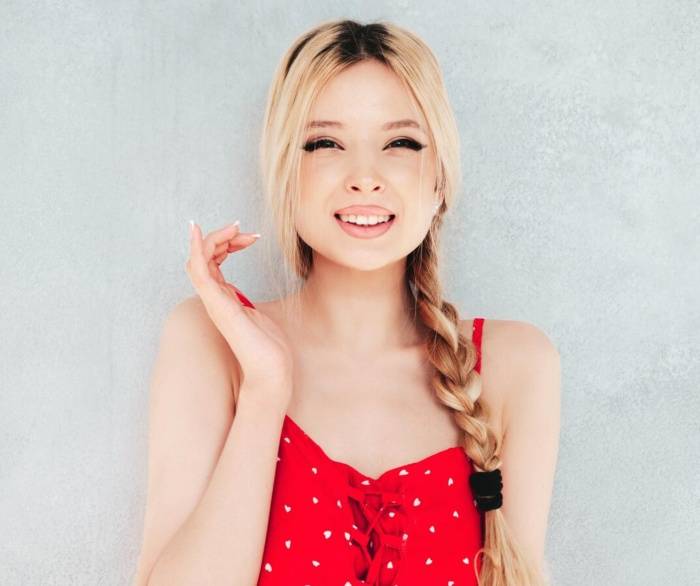 Tips I 女子拍护照被要求摘下接睫毛，隐形眼镜、染发都不允许？ 更多热点 图3张