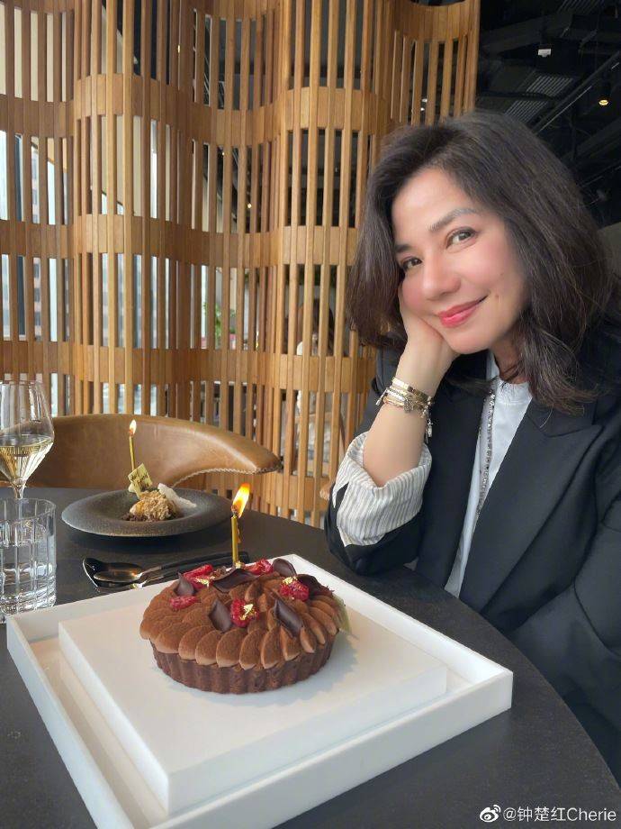 “野生锺楚红”来台嗑美食！突同框最强名厨他嗨爆：豪迈125挡泥板女神 时尚资讯 图1张