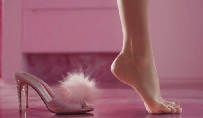 相关信息I 电影《Barbie》要来了！死亡芭比粉如何来？芭比娃娃也有扁平足？ 更多热点 图3张