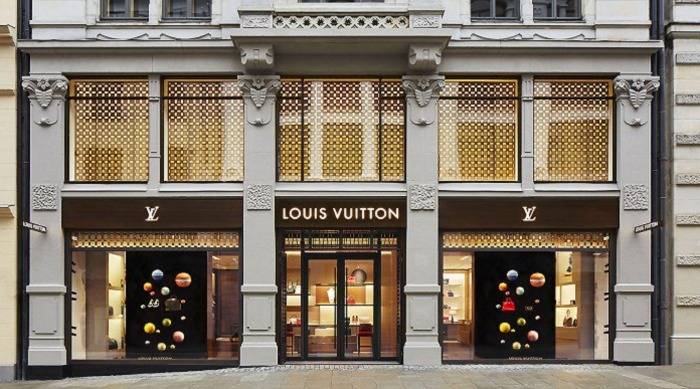 相关信息I 巴黎示威民众闯入Louis Vuitton母公司，到底LVMH集团是什么来头？ 更多热点 图2张