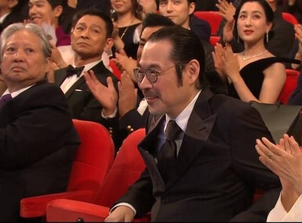 金像奖 | 王丹妮颁奖 不会念得奖人名字“枢”...竟直接跳过！ 娱乐资讯 图2张