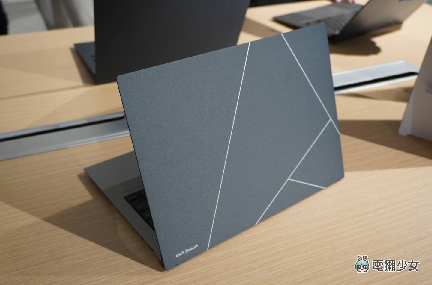 出门｜又轻又好看！华硕 Zenbook S 13 OLED（UX5304）轻薄笔电亮相 数码科技 图3张