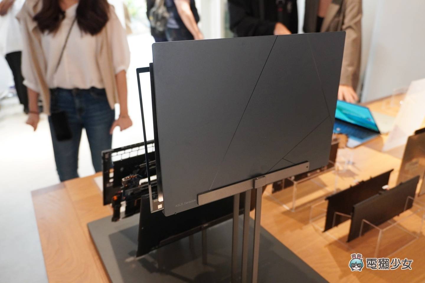 出门｜又轻又好看！华硕 Zenbook S 13 OLED（UX5304）轻薄笔电亮相 数码科技 图11张