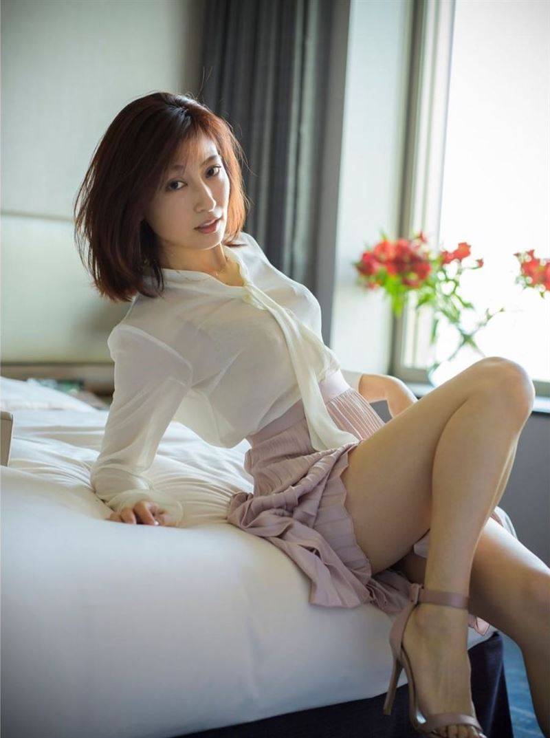 40岁辣妈女星不甩偷吃疑云！宣告“离婚成功”同1天竟推出新性感写真 时尚资讯 图1张