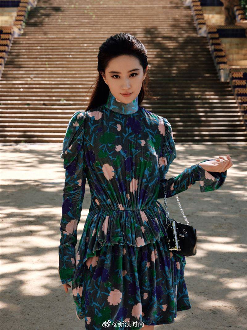 没穿内衣？刘亦菲时装秀性感裙装“激凸”被看光　网暴动快喷鼻血 图4张