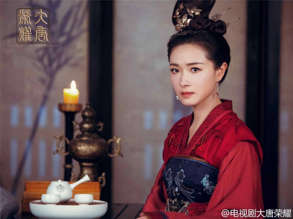 《玫瑰的故事》万茜短发LOOK狂圈粉！长发的她是不同味道 娱乐资讯 图4张