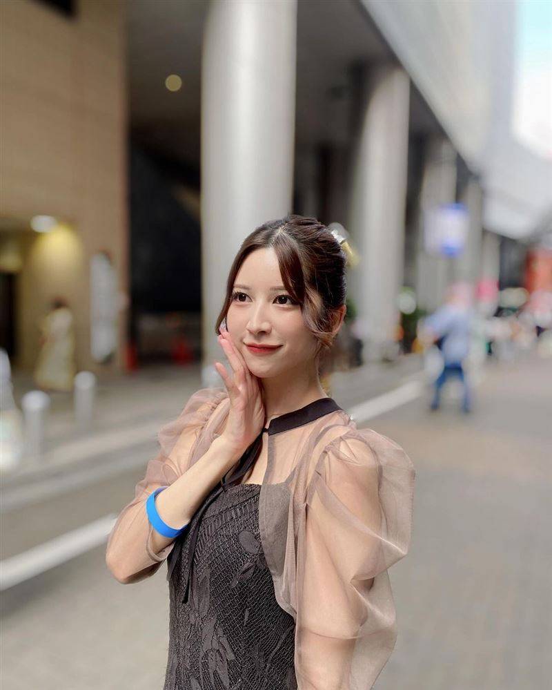 AA女神参加亲戚婚礼“穿搭气质得宜”OOTD网赞翻：新郎好友求认识 时尚资讯 图6张