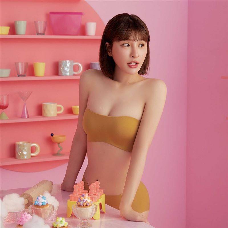 啦啦队女神真的脱了！峮峮穿内衣羞曝“超软Q手感”嗨喊：真的好喜欢 时尚资讯 图3张