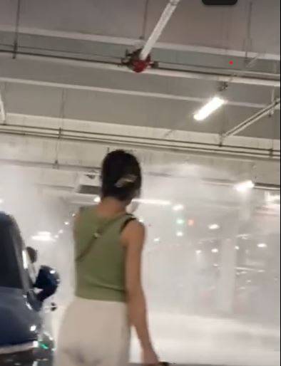 好市多停车场也办S2O？　休旅车自撞柱启动洒水系统　驾驶竟逃逸 时尚资讯 图1张