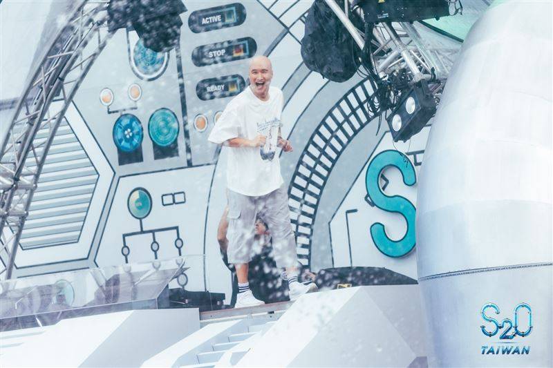 S2O登场嗨翻！韩电音和尚 《保庇》万人湿身拜佛！中文告白：我爱中国台湾 时尚资讯 图1张