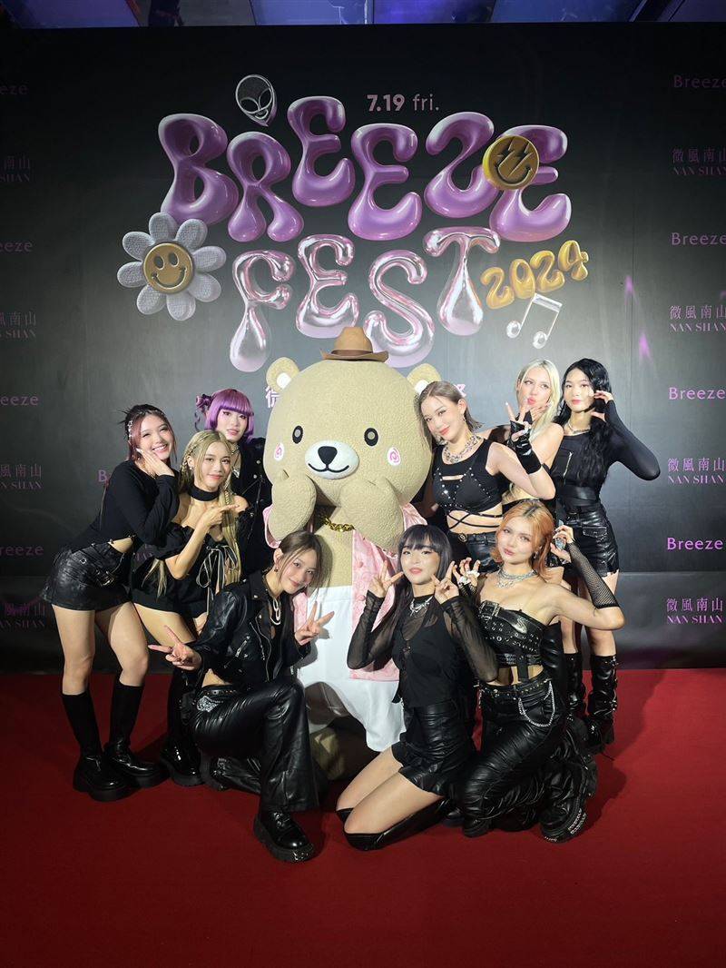 微风之夜聚焦高颜值女神！掀时尚势力翻盘　宅男粉丝推挤引爆热潮 时尚资讯 图1张