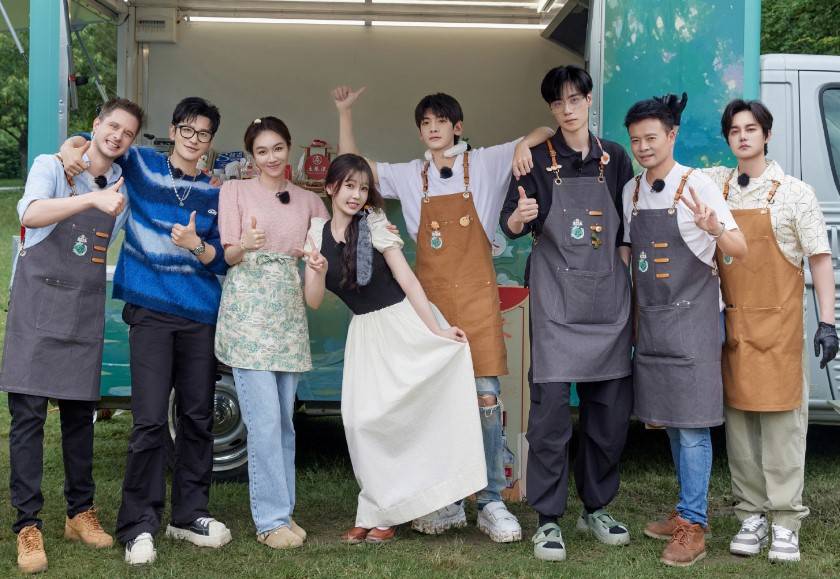 虞书欣吃饭不用公筷！嘴含筷子往锅里夹 被网友公审 娱乐资讯 图1张