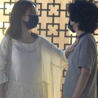 41岁Hebe同框卷发女！主动出手“从肩摸到胸” 娱乐资讯 图1张