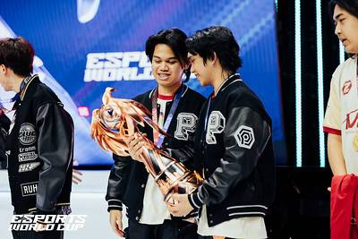 MLBB | 从一帮 Losers 杂牌军、到登顶世界冠军 —— 雪兰莪红巨人是怎么炼成的 更多热点 图3张
