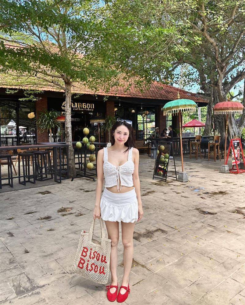 美女主播度假晒清凉洋装美惨！下秒惨跌落水全湿透：不可能那么喜剧 时尚资讯 图2张