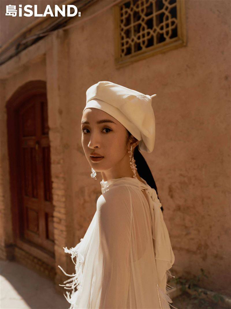 不仅高喊：我是成都人！林依晨配合“大外宣”？新疆拍美照买回奇特奶粉 时尚资讯 图2张