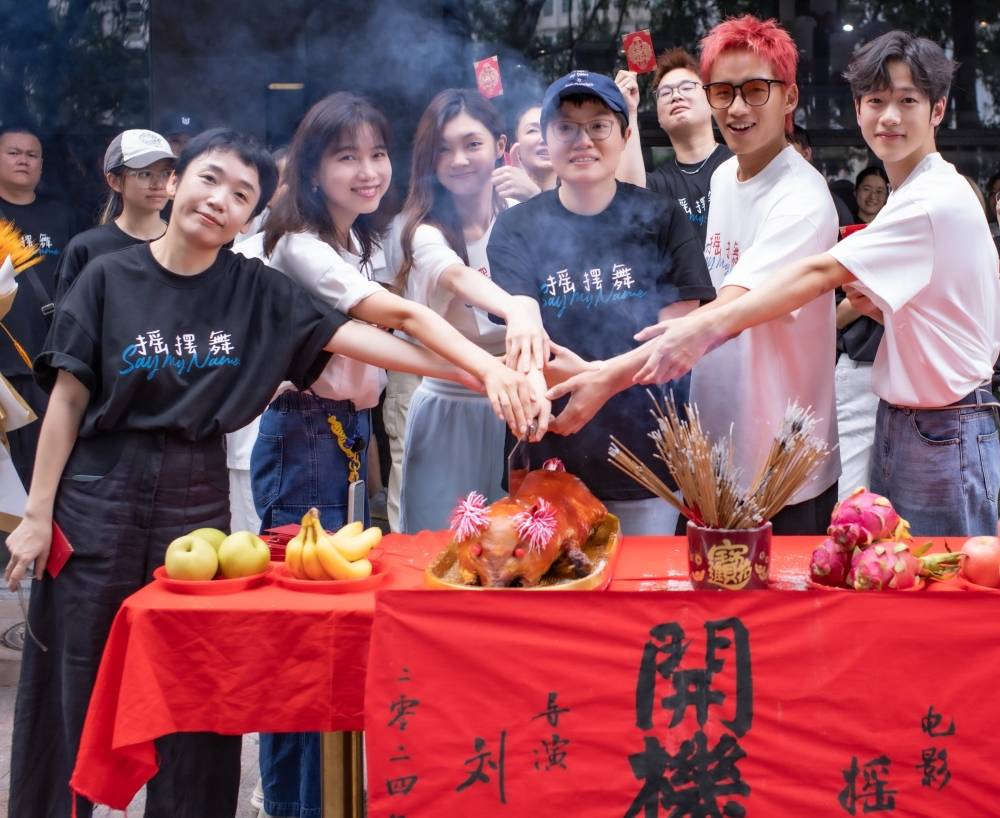 陈泽耀染一头红发！和小11岁谢咏欣“谈情说爱” 娱乐资讯 图1张