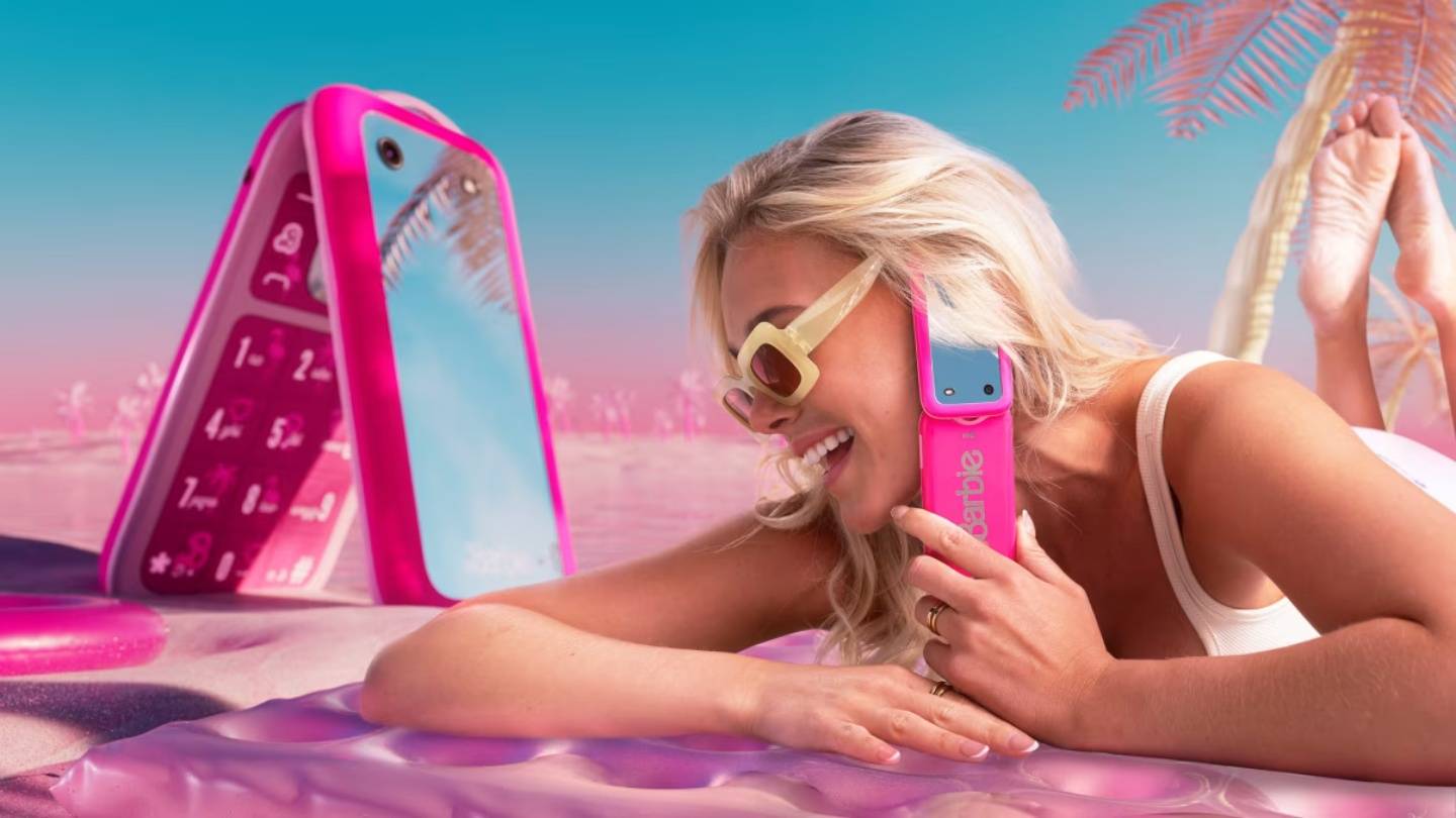 HMD Barbie Phone 来袭！走复古路线的超粉红翻盖式手机