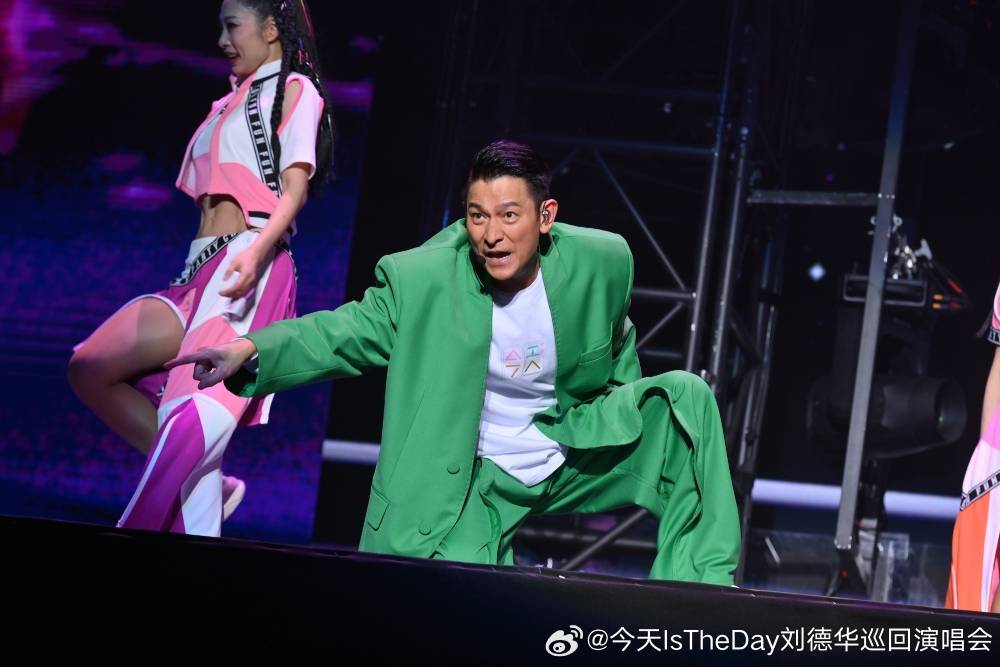 刘德华再次摔倒！舞台上面突然出现大洞 重摔趴在台上 娱乐资讯 图2张
